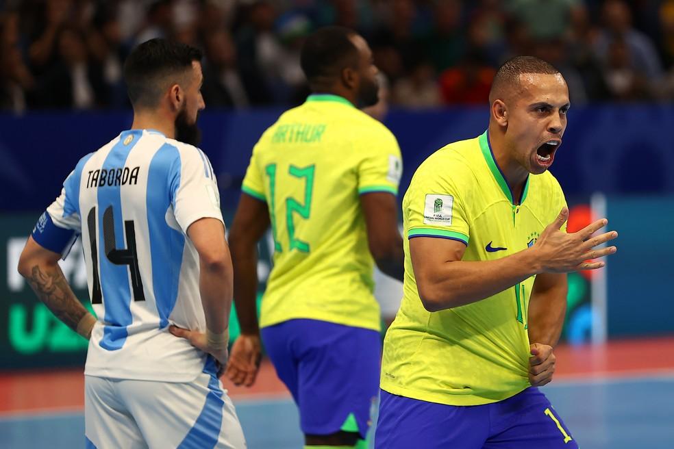 Ferrão comemora gol em Brasil x Argentina, na final da Copa do Mundo de Futsal