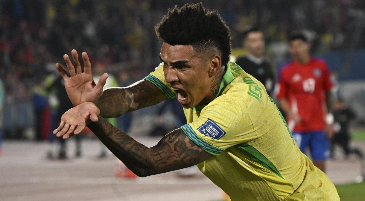 Igor Jesus comemora o gol que marcou em sua estreia pela Seleção Brasileira