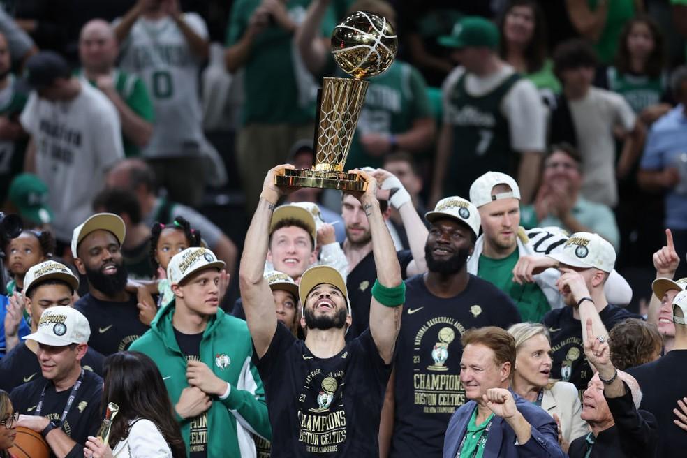 Jayson Tatum levanta o troféu do Boston Celtics, campeão da temporada 2023/24 na NBA