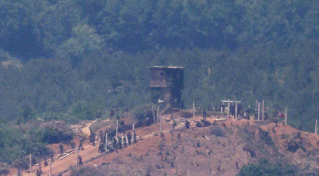 Norte-coreanos trabalham em cerca militar perto da zona desmilitarizada