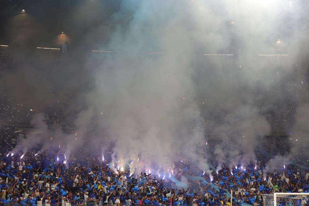 Fumaça de sinalizadores atrasa início de Cruzeiro x Lanús no Mineirão