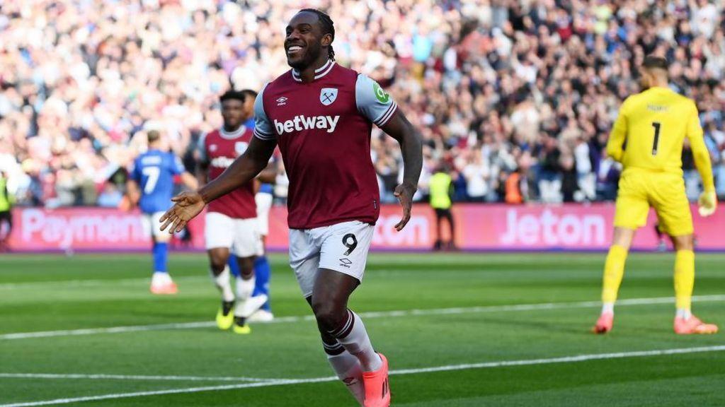 Michail Antonio celebra um gol pelo West Ham.