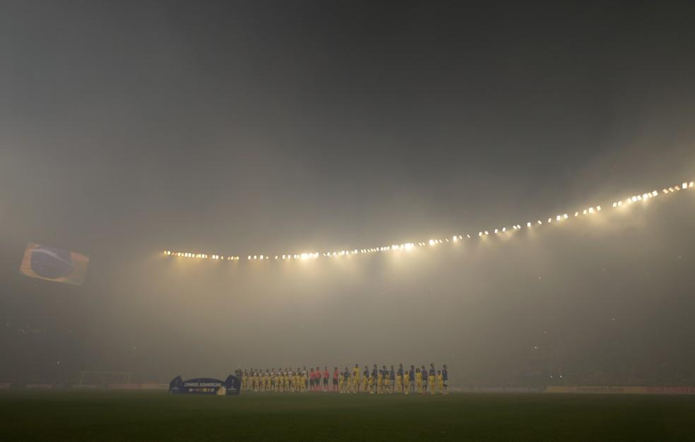 Fumaça de sinalizadores atrasa início de Cruzeiro x Lanús no Mineirão