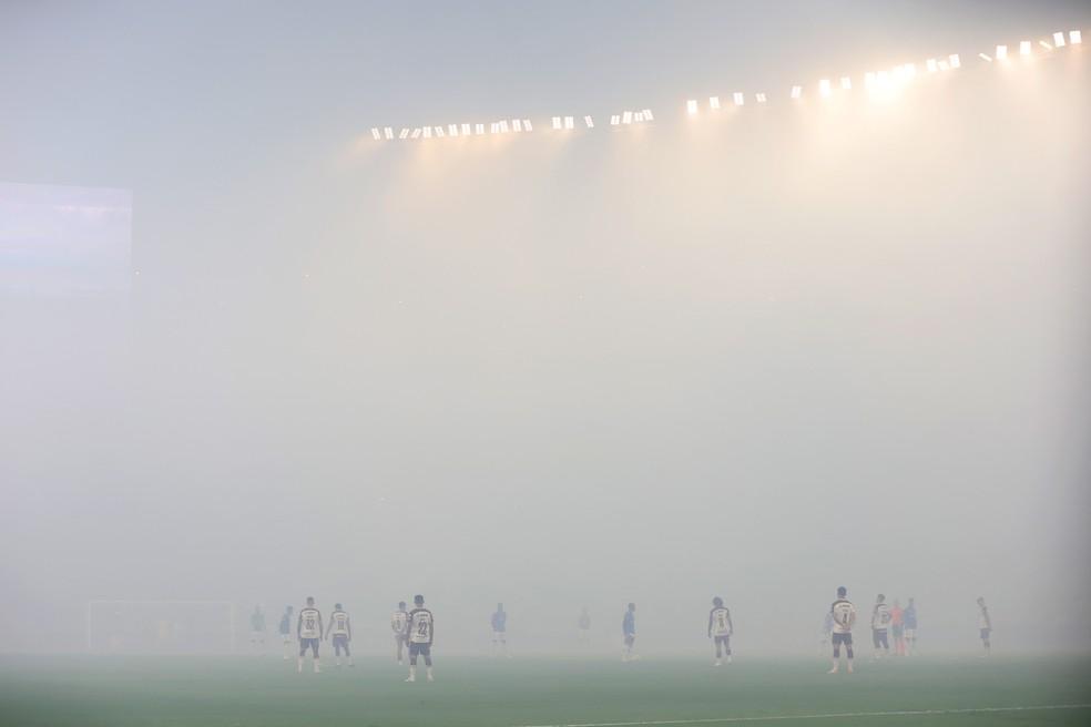 Fumaça de sinalizadores atrasa início de Cruzeiro x Lanús no Mineirão