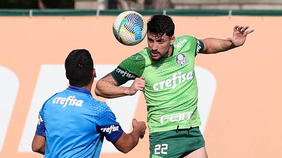 Piquerez durante treino do Palmeiras na Academia de Futebol