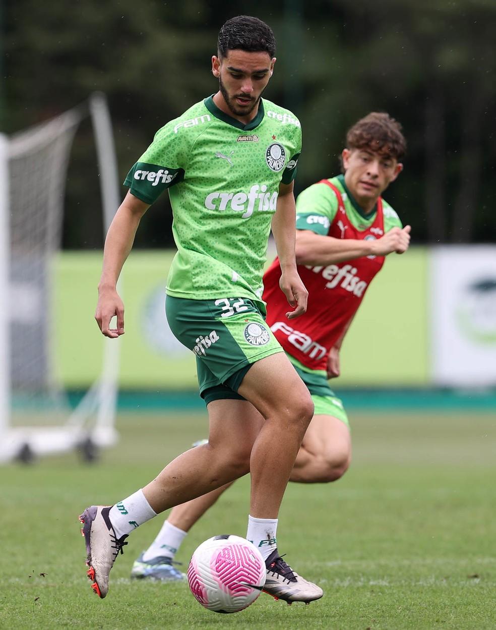 Figueiredo durante treino do Palmeiras na Academia de Futebol