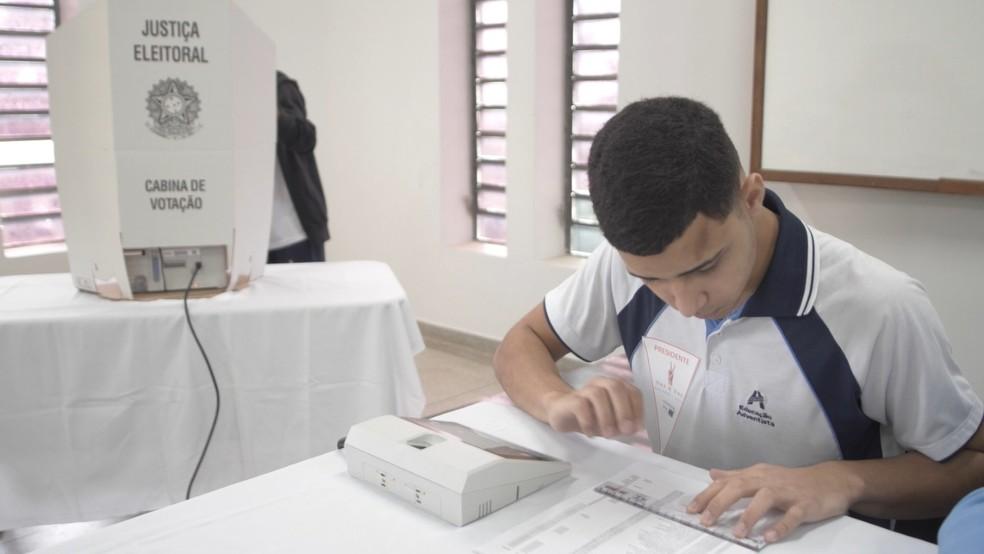 Aluno mesário participa de votação fictícia em projeto de escola em Hortolândia