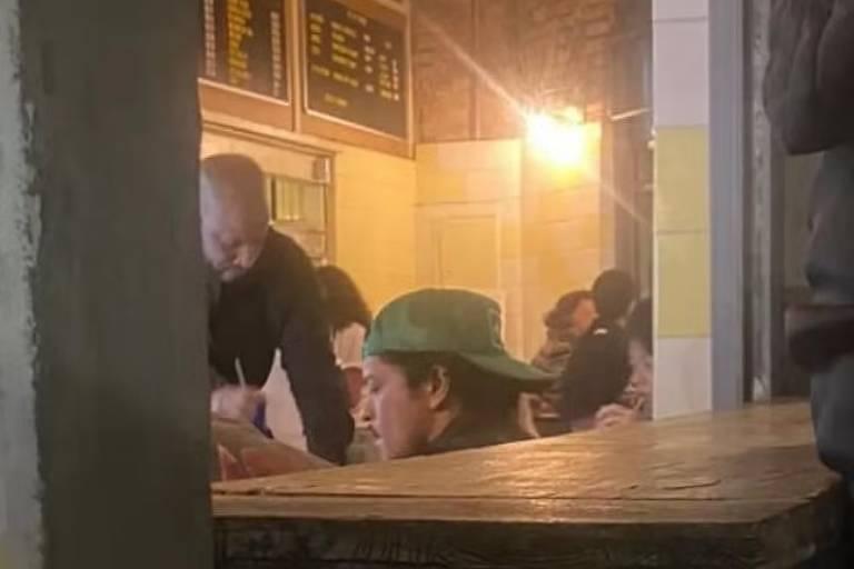 Bruno Mars é flagrado curtindo a vida noturna em São Paulo: Boné do Brasil e muita animação!