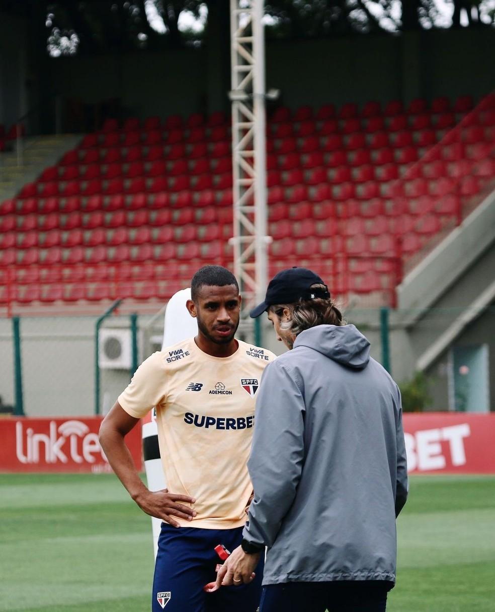 Luis Zubeldía conversa com André Silva em treino do São Paulo