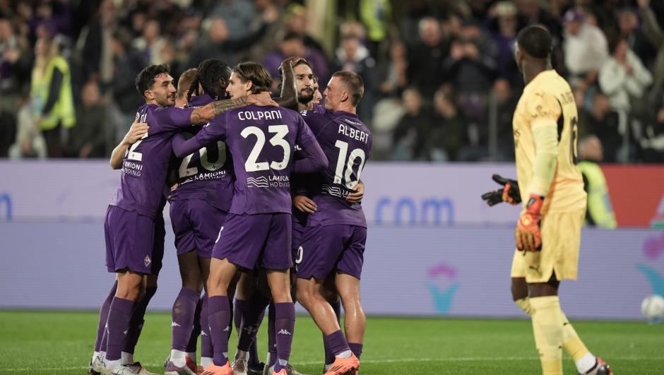 Fiorentina e Milan em campo durante a partida