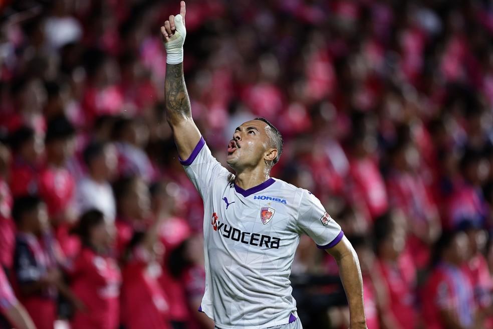 Rafael Papagaio comemora gol pelo Kyoto Sanga