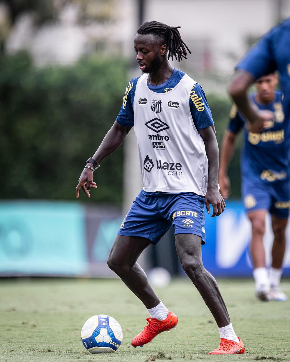 Yusupha Njie em ação pelo Santos em treino no CT Rei Pelé