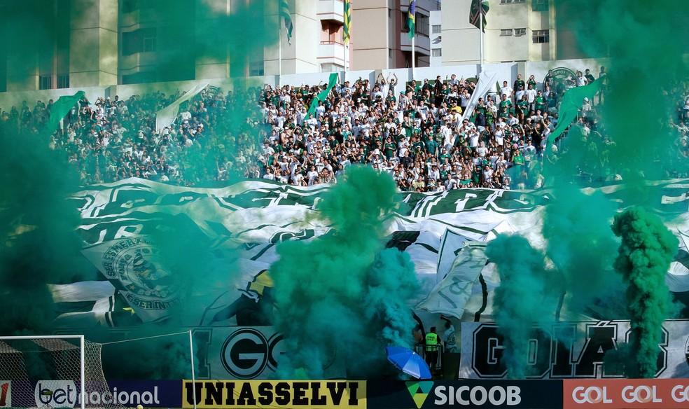 Torcida do Goiás na Serrinha