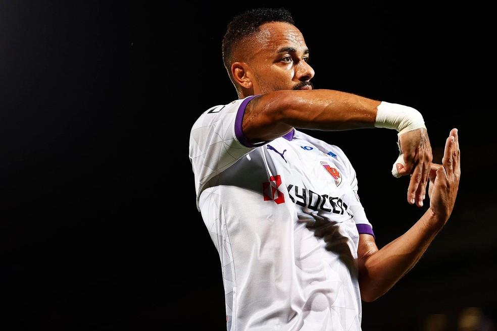 Rafael Papagaio comemora gol pelo Kyoto Sanga