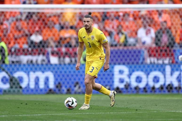 Radu Dragusin (Romênia) durante jogo contra a Holanda