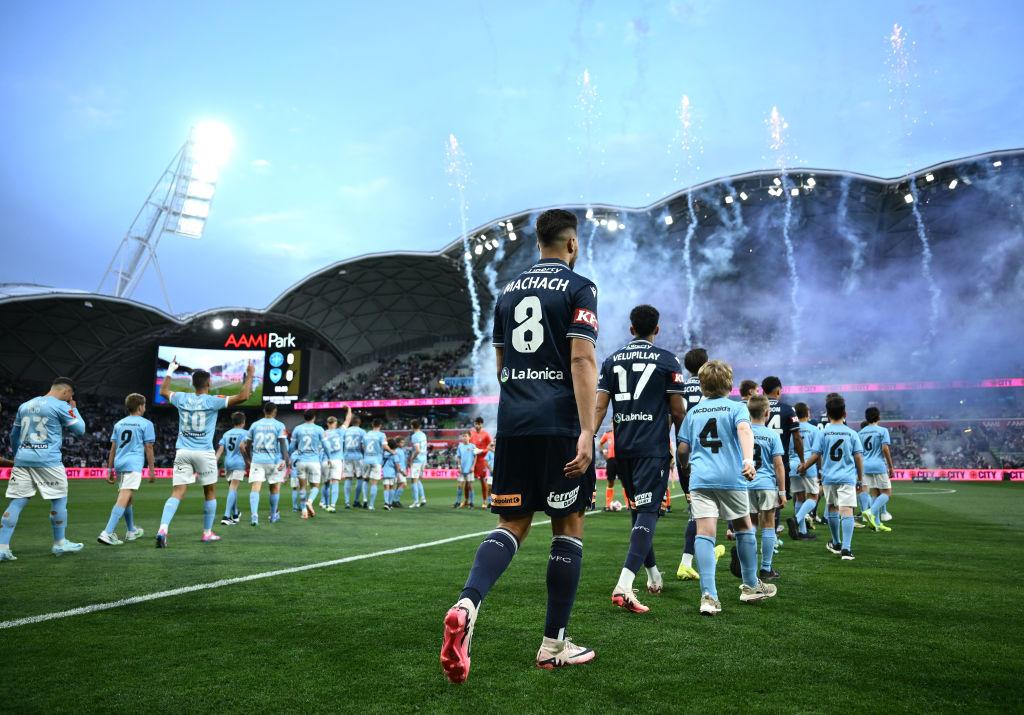 Jogadores da Melbourne Victory comemorando um gol durante o Melbourne Derby.