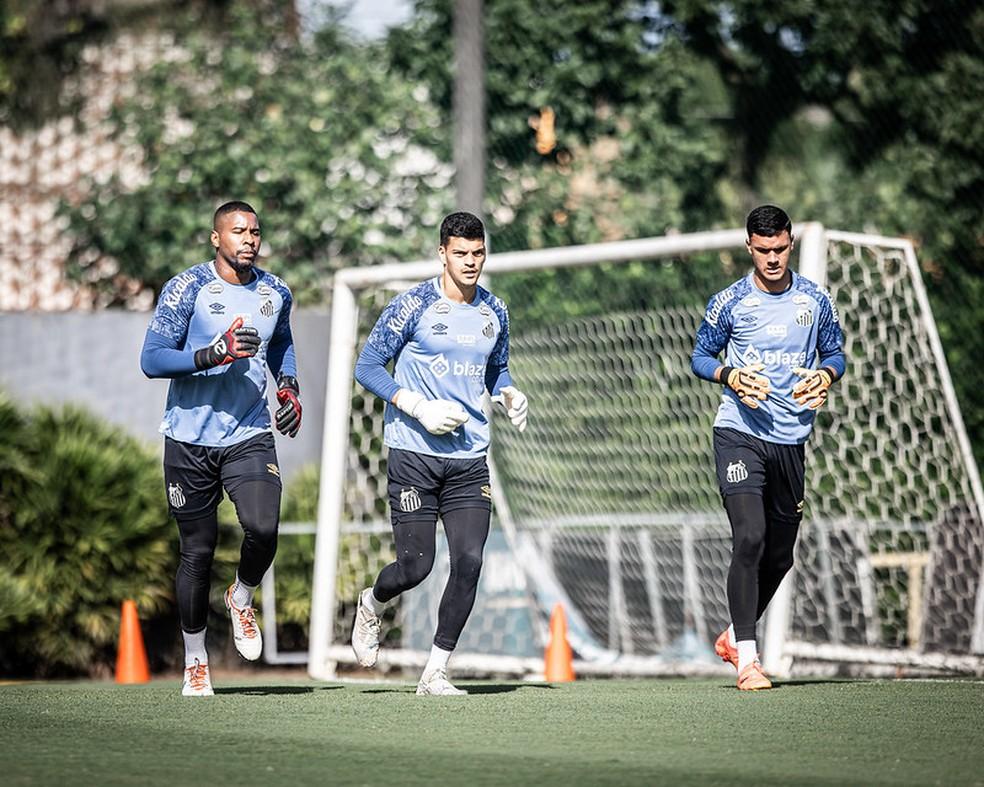 Diógenes, Gabriel Brazão e João Pedro durante treino do Santos