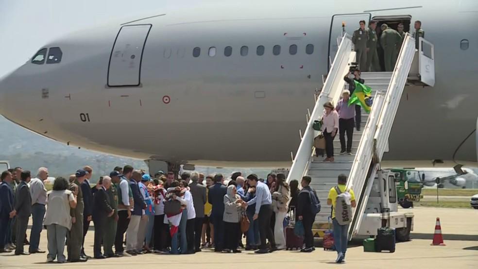 Avião da FAB com brasileiros resgatados no Líbano chega a SP