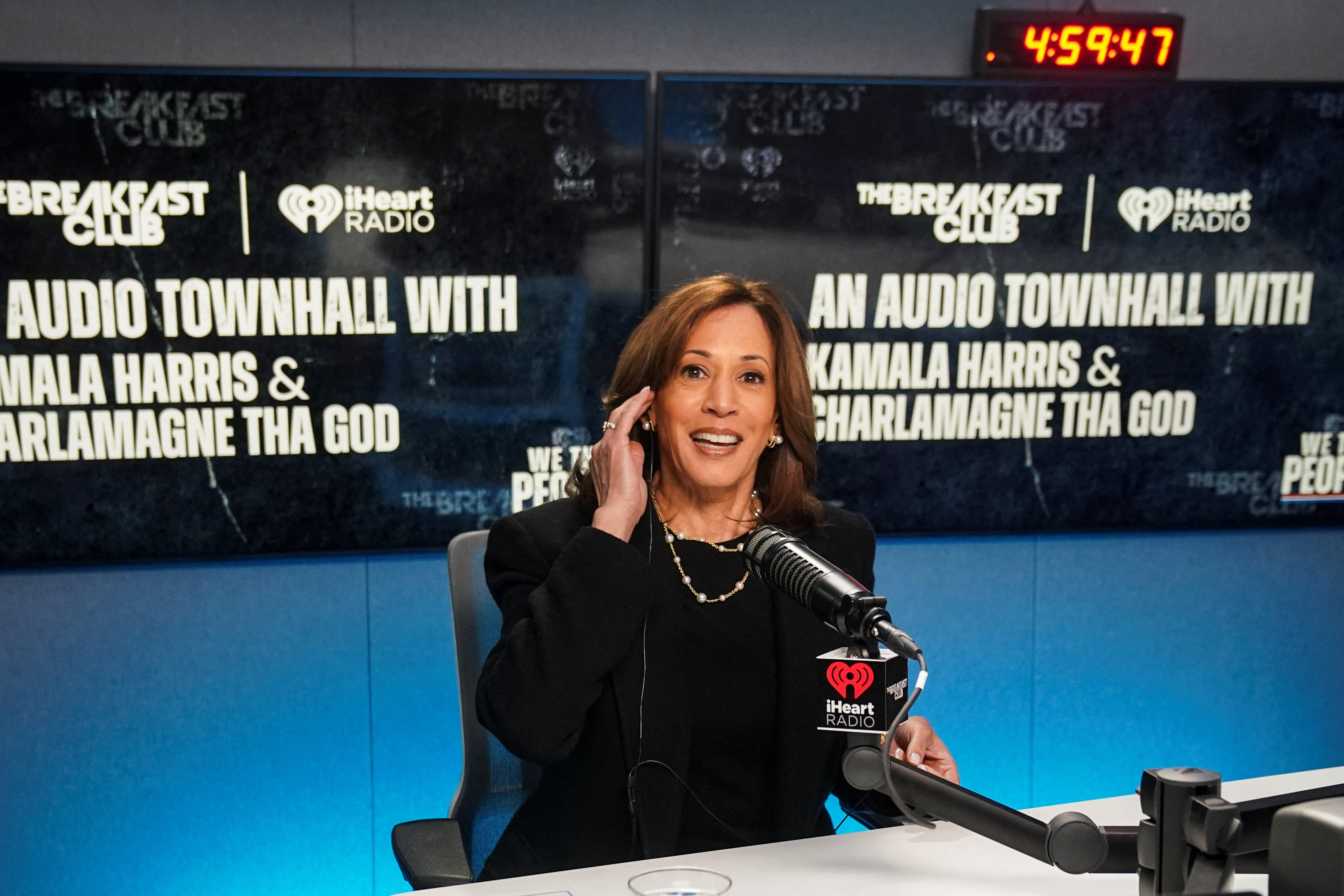 Kamala Harris durante um evento com Charlamagne tha God.