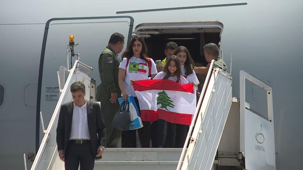 Avião da FAB com brasileiros resgatados no Líbano chega a SP