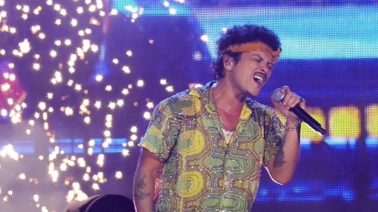 Bruno Mars Confirma Término com Jessica Caban e Se Declara Solteiro em Show