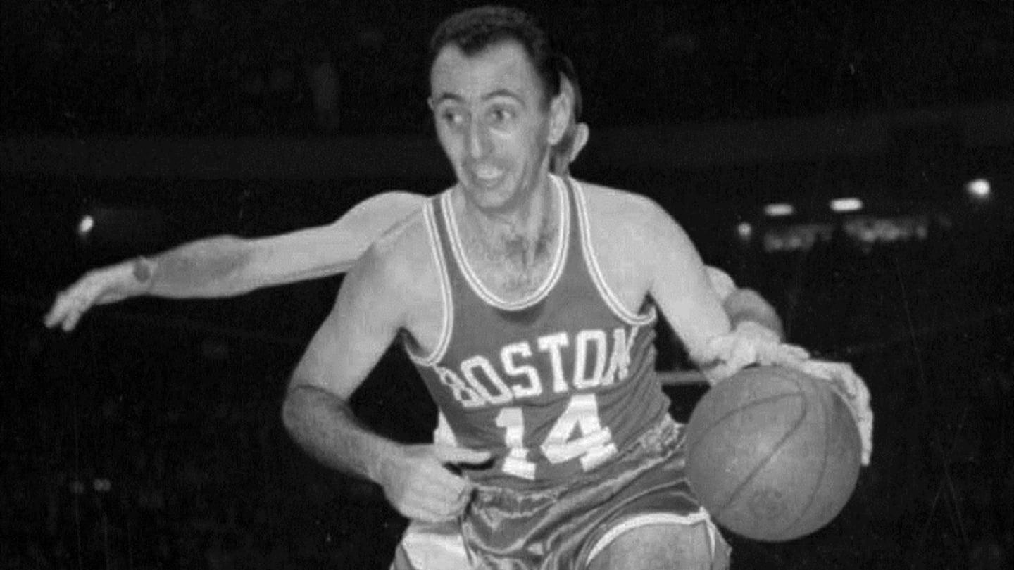 Bob Cousy assiste ao levantamento da bandeira dos Celtics aos 96 anos