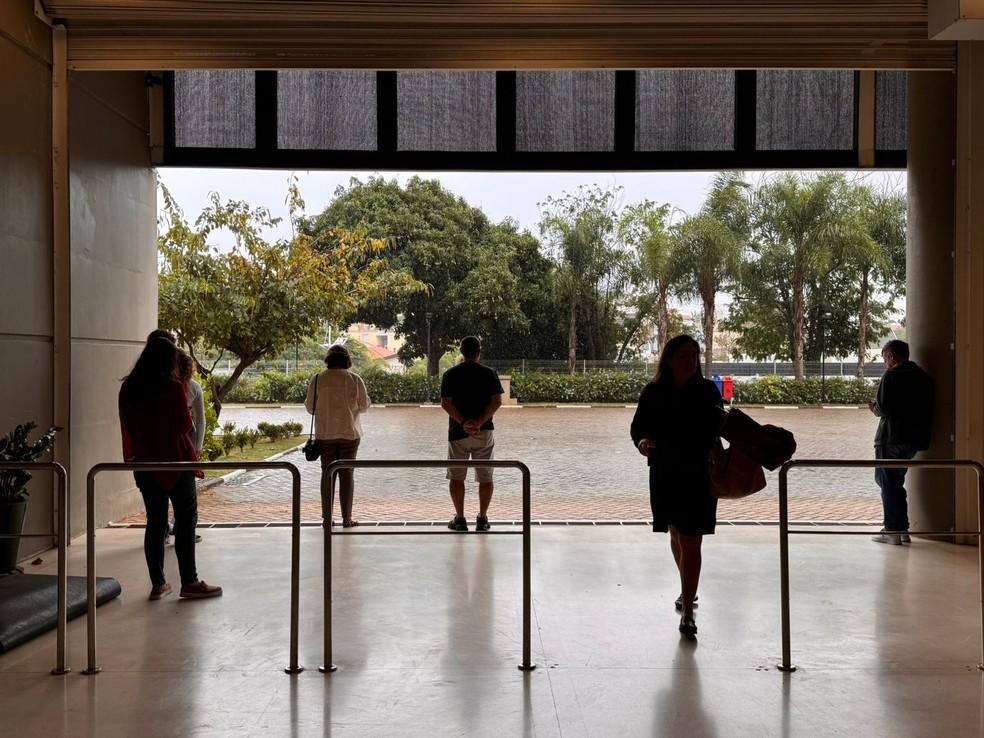 Eleitores se abrigam na escola do Sesi durante chuva em Jundiaí (SP)