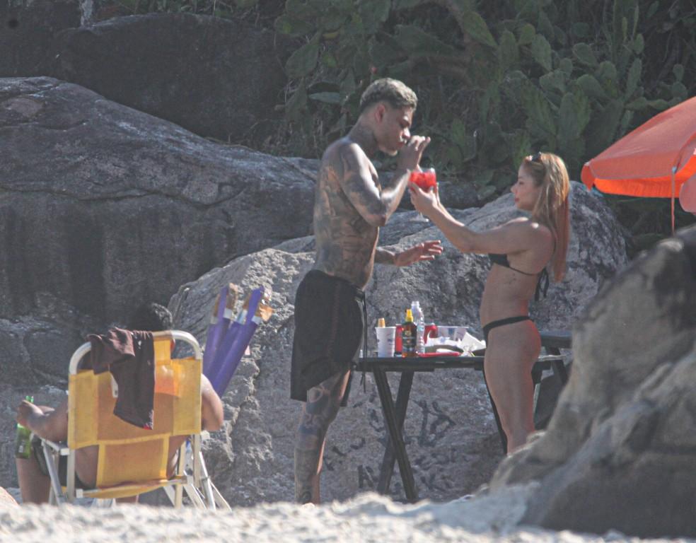 MC Cabelinho e Flávia Saraiva na praia