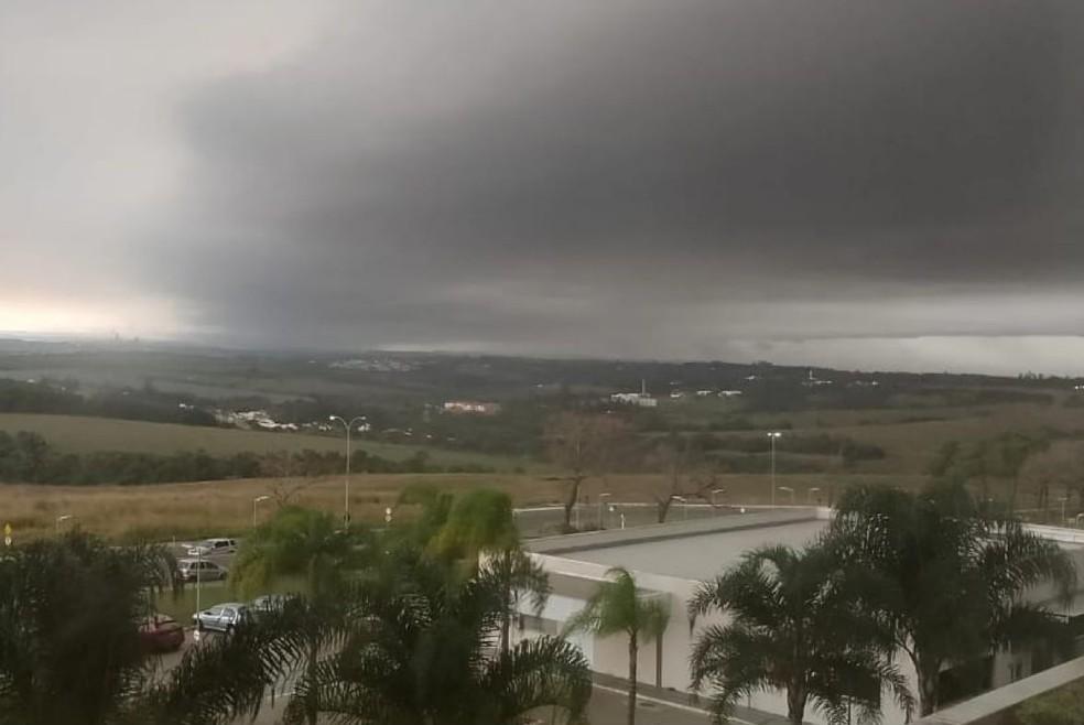 Frente fria traz chuva e vento forte para o interior de SP, alerta Defesa Civil — Foto: Carlos Reis
