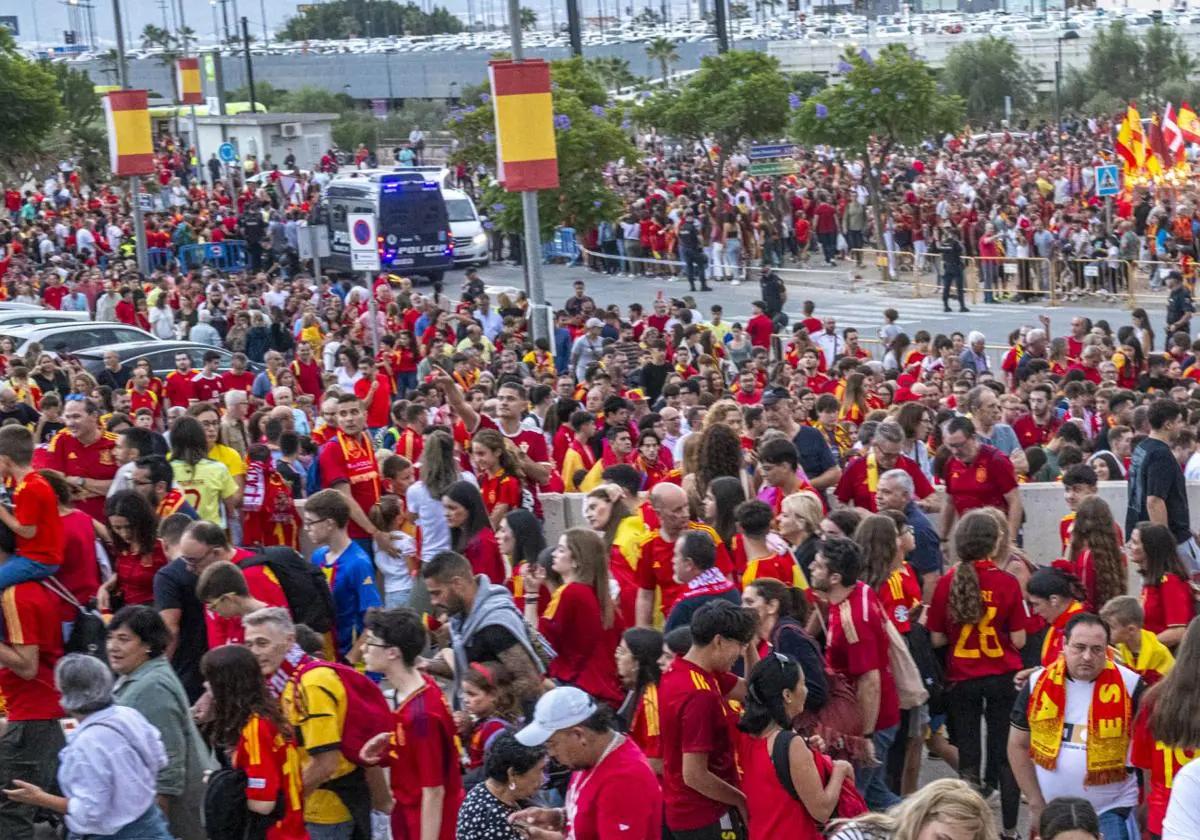 Uma multidão de aficionados se agolpam em los aledaños del estadio Enrique Roca.