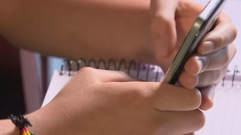 Novas Regras sobre Uso de Celulares nas Escolas do Paraná