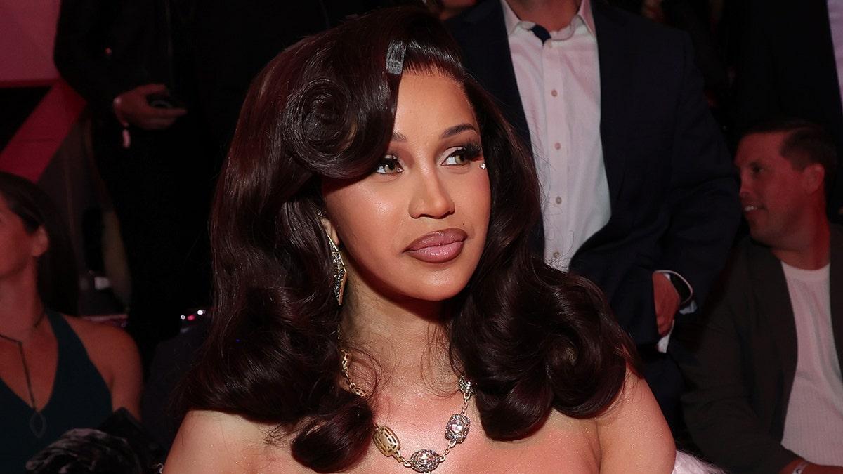 Cardi B em um vestido rosa