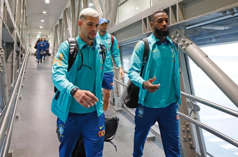 Bruno Guimarães e Gerson desembarcando com a Seleção Brasileira em Santiago