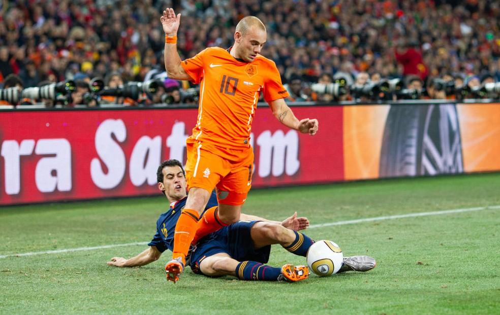 Wesley Sneijder e Sergio Busquets durante a final da Copa do Mundo de 2010, entre Holanda e Espanha