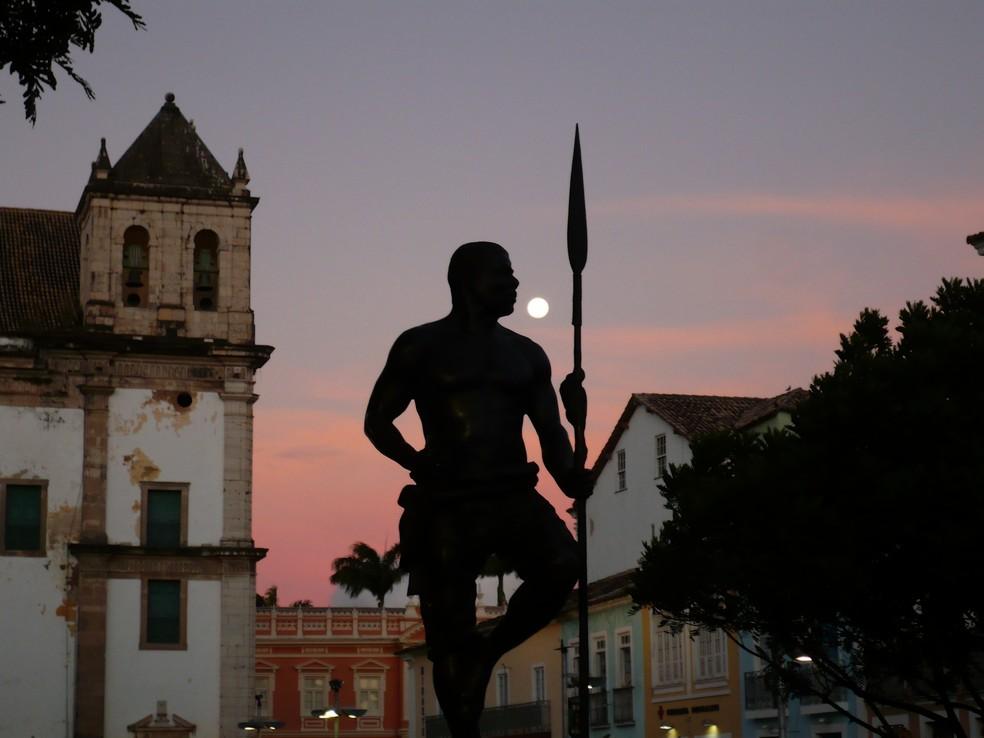 Escultura em bronze de Zumbi dos Palmares, herói da resistência negra contra a escravidão, instalada na Praça da Sé, em Salvador.