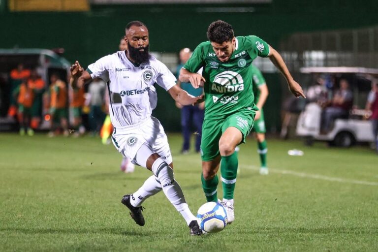 Goleada do Goiás sobre a Chapecoense: melhores momentos da partida na Série B