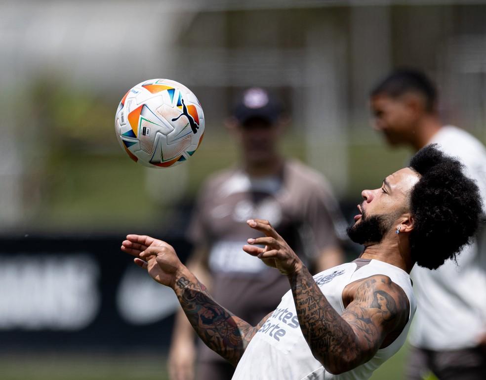 Memphis Depay em treino do Corinthians