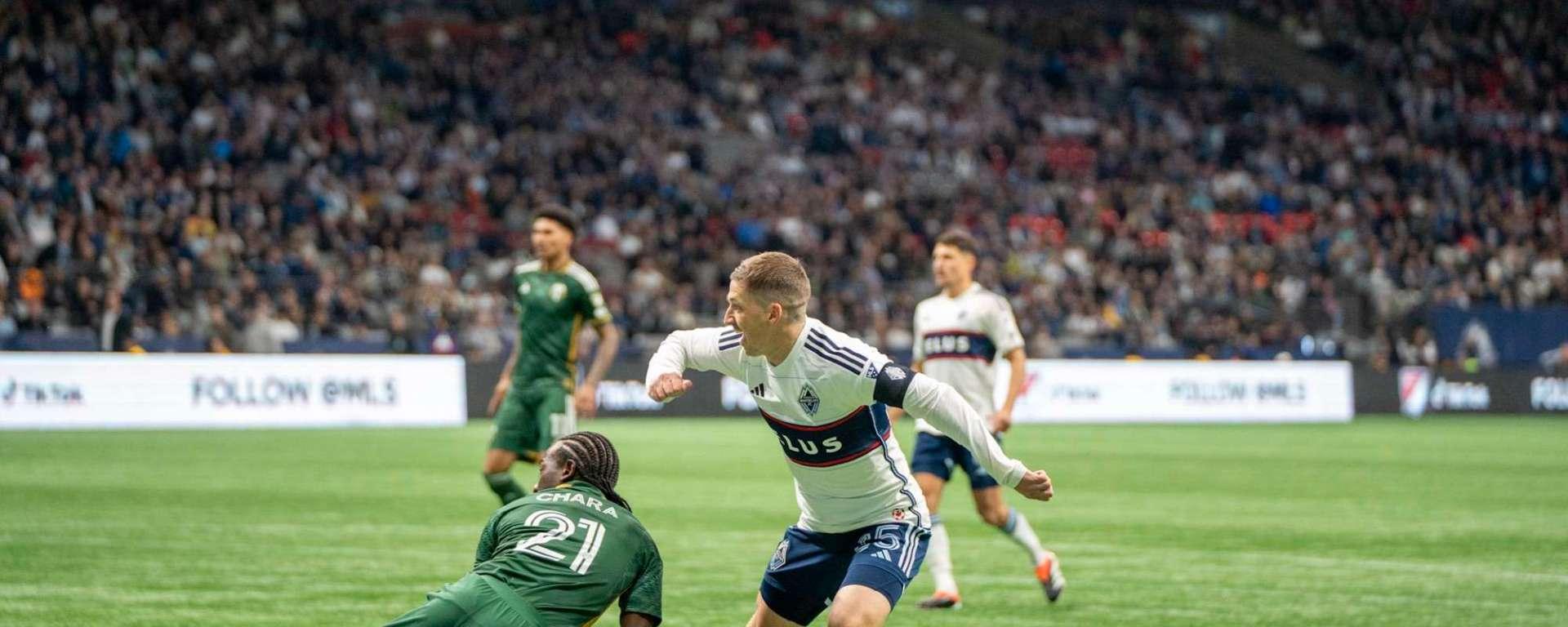 Jonathan Rodríguez do Portland Timbers disputa a bola no ar contra o defensor do Vancouver Whitecaps.