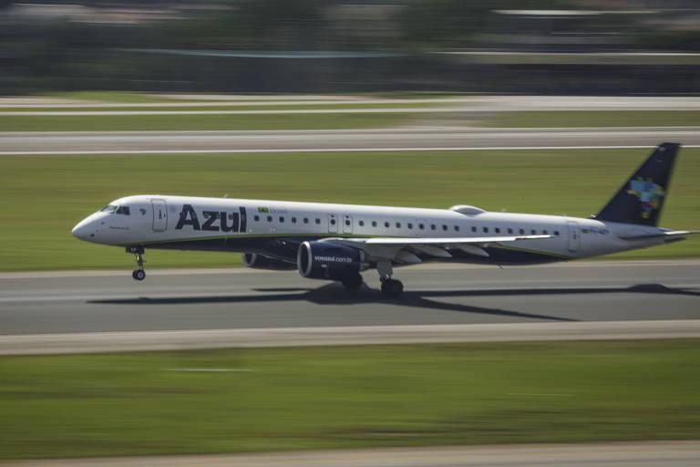 Avião da companhia aérea Azul em movimento na pista do aeroporto