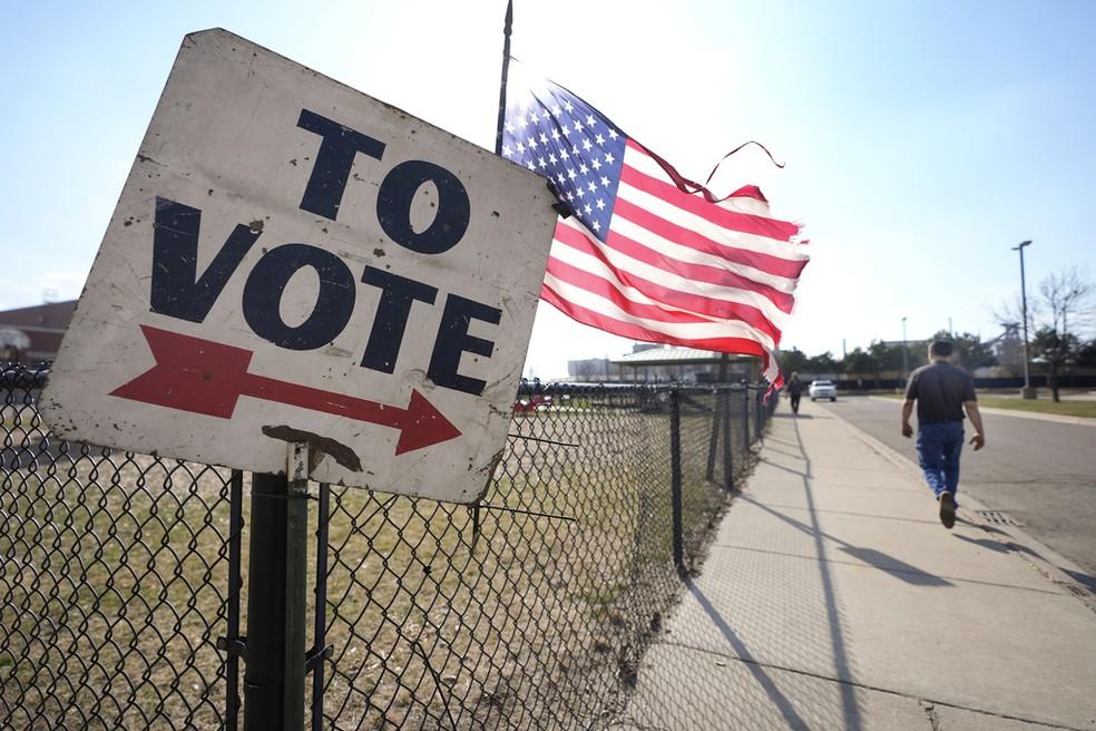 Homem se dirige ao local de votação nas primárias de Michigan em fevereiro