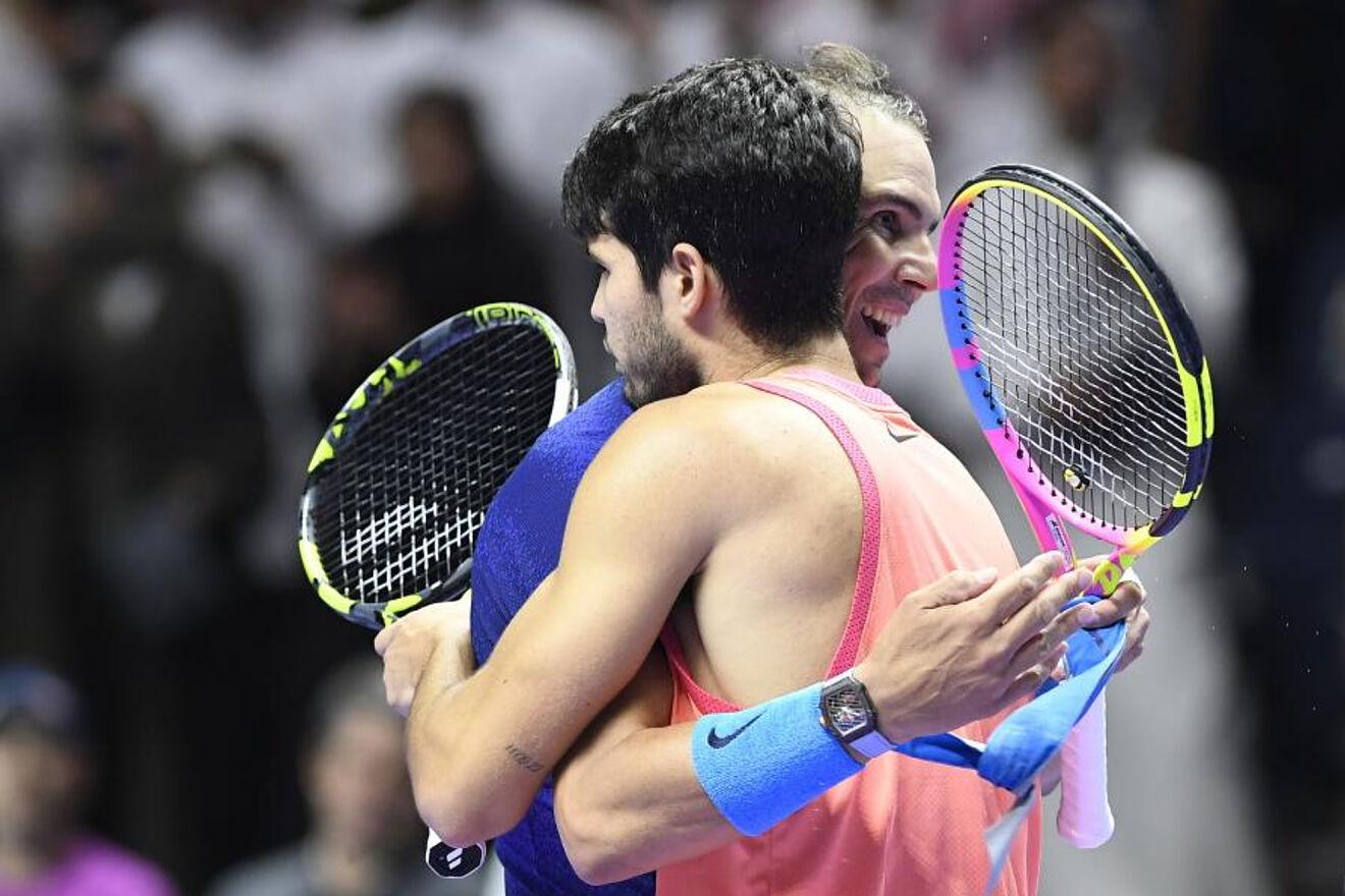 Carlos Alcaraz e Rafa Nadal se abraçando após um jogo