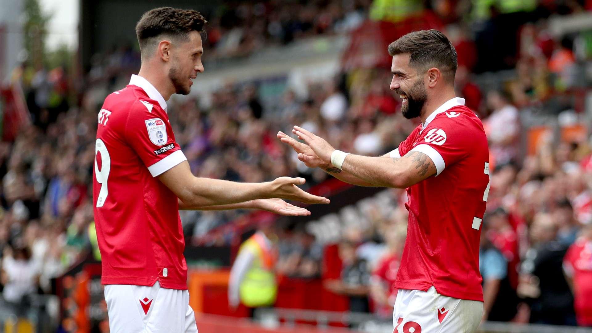 Wrexham celebra um gol.