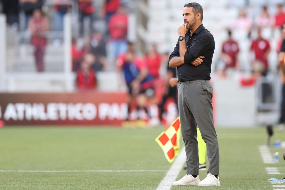 Artur Jorge observa o Botafogo contra o Athletico-PR