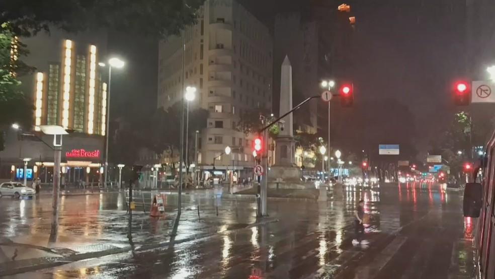 Chuva na Praça Sete, no Centro de Belo Horizonte.