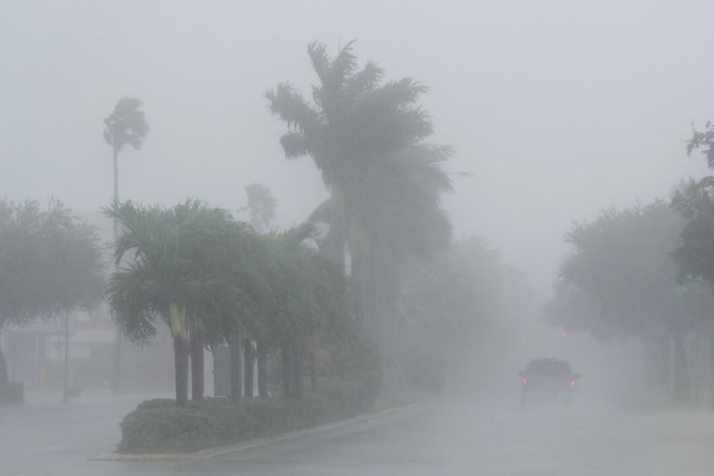 Proximidade do furacão Milton traz chuva e ventania a Cape Coral, na Flórida, nesta quarta-feira (9)