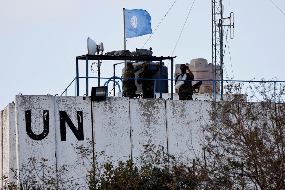 Membros das forças de paz da ONU observam a fronteira entre o Líbano e Israel