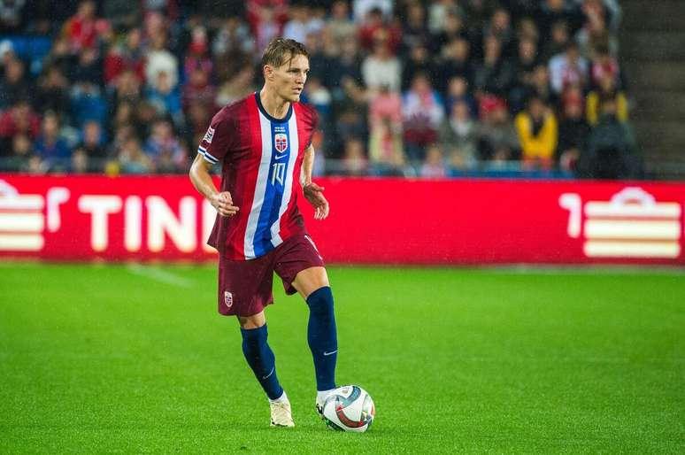 Martin Odegaard (Noruega) durante jogo contra a Áustria