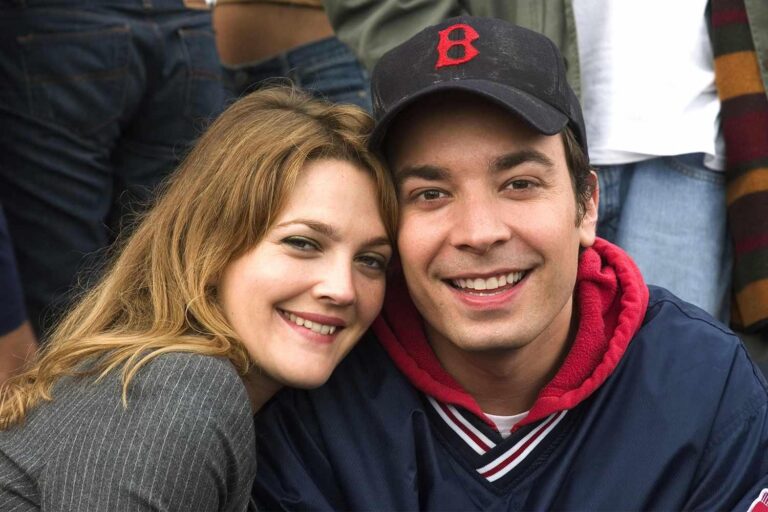 Drew Barrymore e Jimmy Fallon Relembram os Bastidores de Fever Pitch em uma Reunião Imperdível