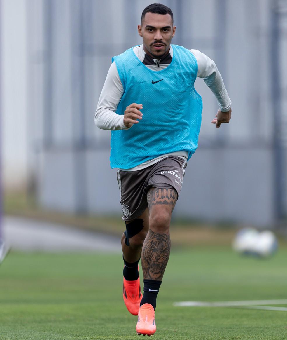 Matheuzinho em treino do Corinthians