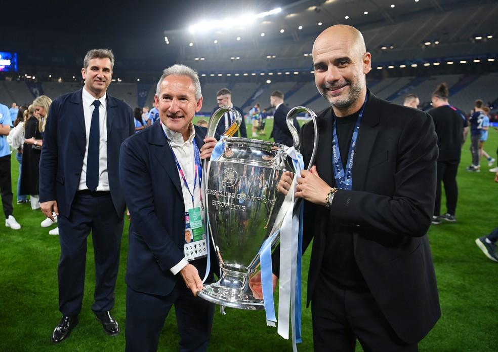 Txiki Begiristain e Pep Guardiola posam com troféu da Champions